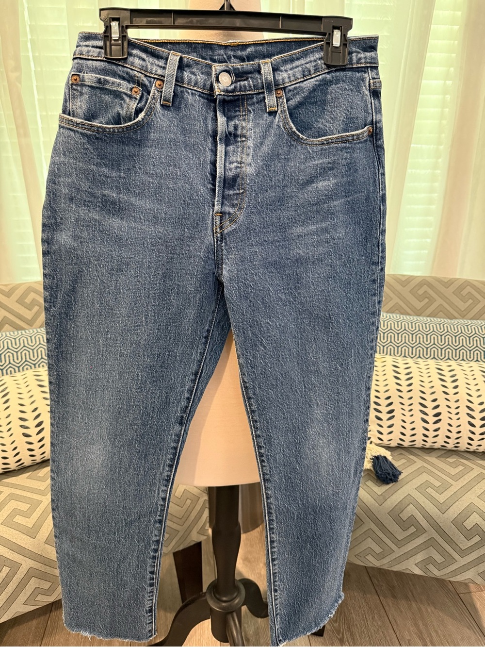 Levi’s 501 Original Cropped Jeans Women’s W27 L26 Medium Wash Raw Hem Button Fly